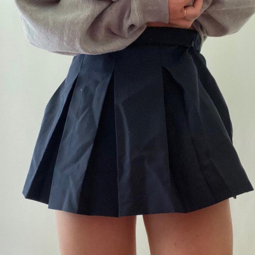 black pleated skirt